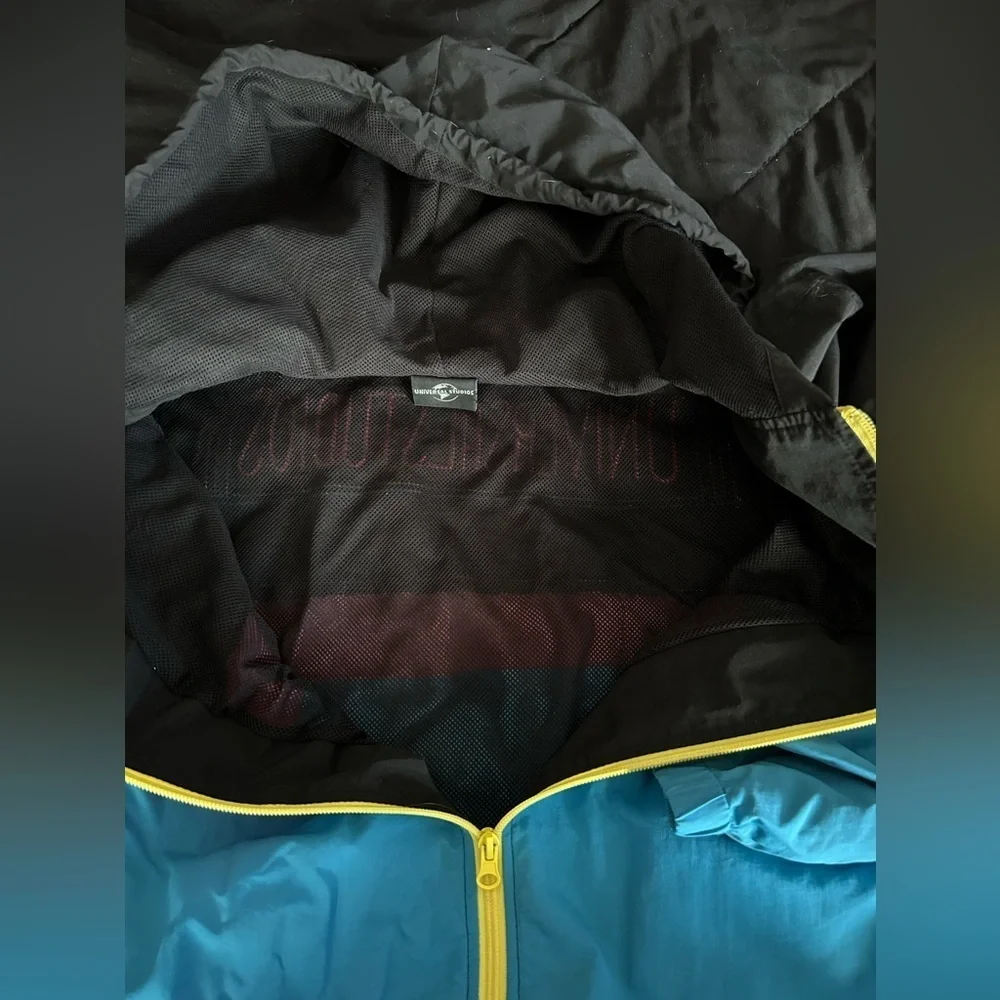 UNIVERSAL STUDIOS RETRO HOODED ADULT WATER RESISTANT WINDBREAKER JACKET COAT - Picture 5 of 9